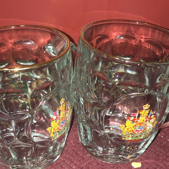 Two beer pint glasses with the Canadian emblem on them. No chips or cracks. - Picture 7 of 8